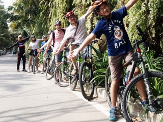 Biking day tour to Bat Trang ceramic village - Private tour