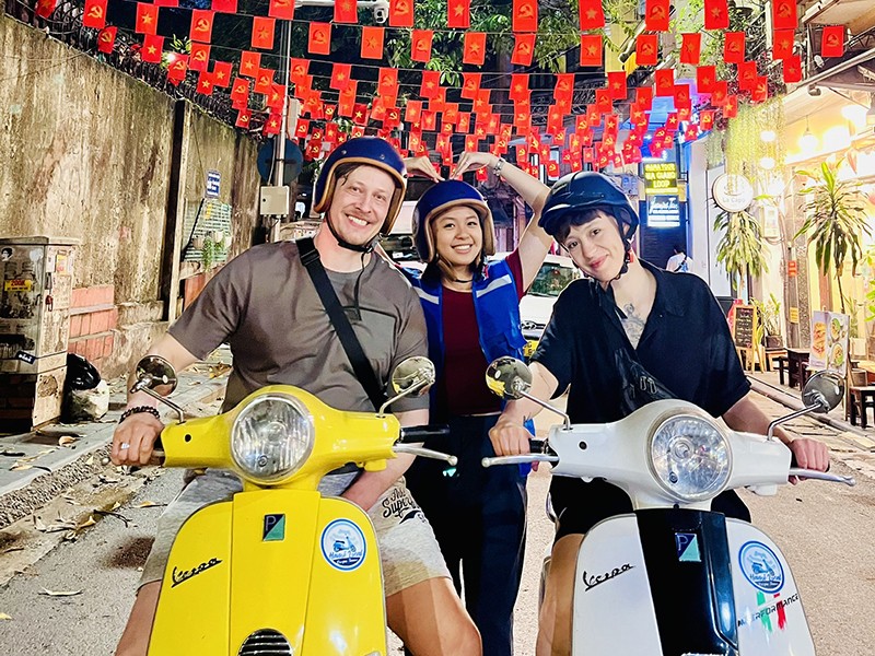 Hanoi After Dark Vespa Tour (4 hours): Street Foods & Drinks + Night Vibes + Lively Rides + Fun & Safe - All inclusive