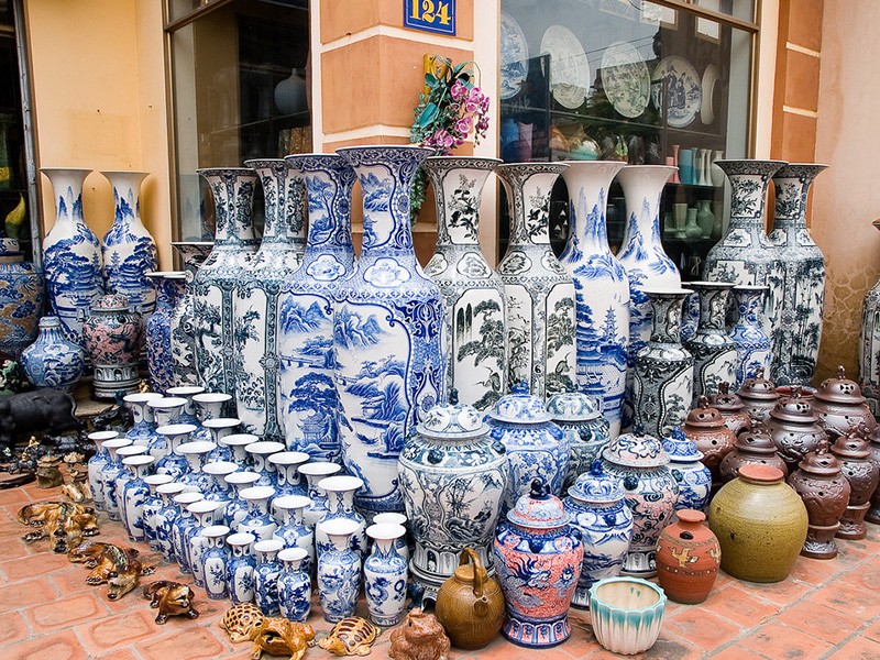 Biking day tour to Bat Trang ceramic village - Private tour