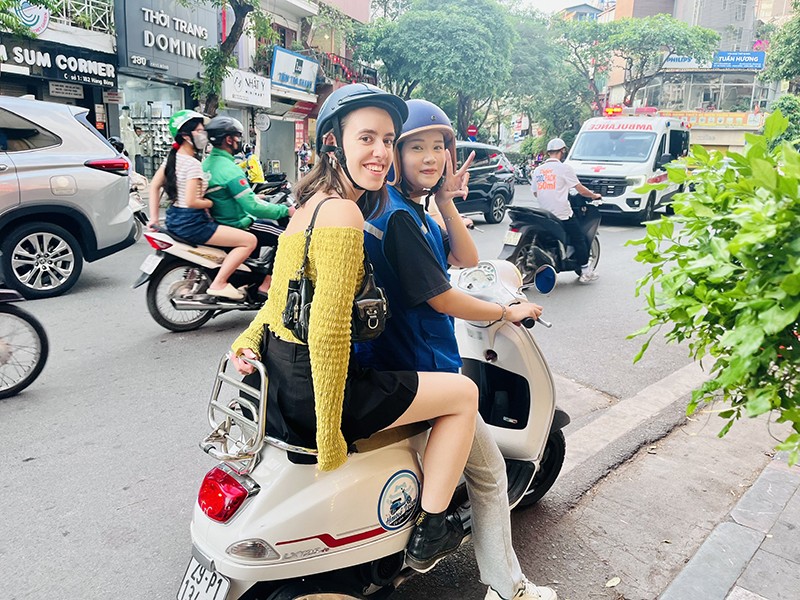 Hanoi After Dark Vespa Tour (4 hours): Street Foods & Drinks + Night Vibes + Lively Rides + Fun & Safe - All inclusive