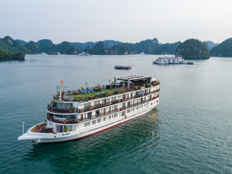Amanda Cruise Ha Long