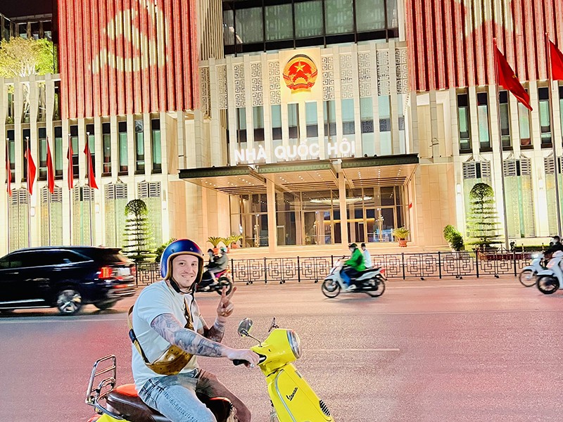 Hanoi After Dark Vespa Tour (4 hours): Street Foods & Drinks + Night Vibes + Lively Rides + Fun & Safe - All inclusive