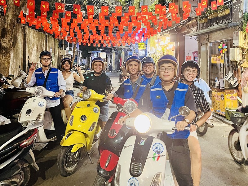 Hanoi After Dark Vespa Tour (4 hours): Street Foods & Drinks + Night Vibes + Lively Rides + Fun & Safe - All inclusive