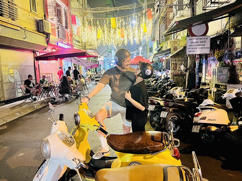 Hanoi After Dark Vespa Tour (4 hours): Street Foods & Drinks + Night Vibes + Lively Rides + Fun & Safe - All inclusive